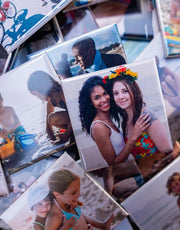 Zwei Freundinnen am Strand auf individuellem Fotomagnet – jetzt Lieblingsmomente verewige