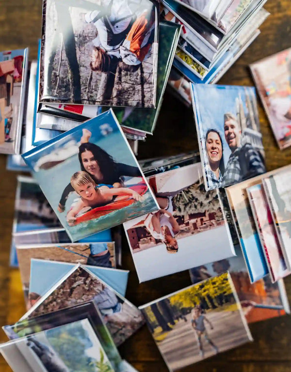 Ein großer Stapel bunter Fotomagnete erinnert an Abenteuer, Ferien, Strandtage und besondere Ausflüge.
